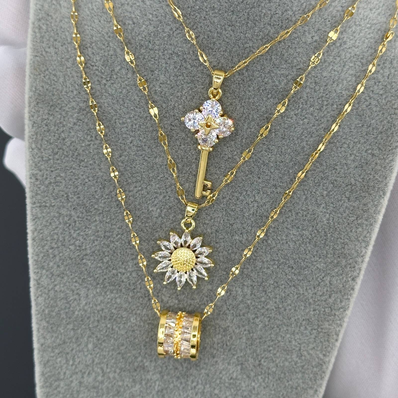 Lyered Sunflower-inspired pendant necklace with cubic zirconia stones in 18K gold-plated stainless steel.